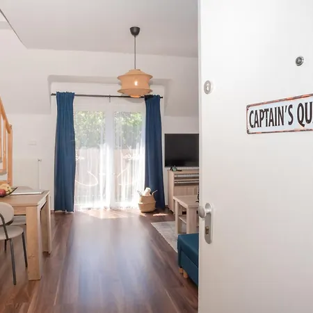 Captain's Quarters - With Terrace And Parking Near Balaton شقة