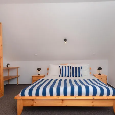 Captain's Quarters - With Terrace And Parking Near Balaton شقة كيستاي
