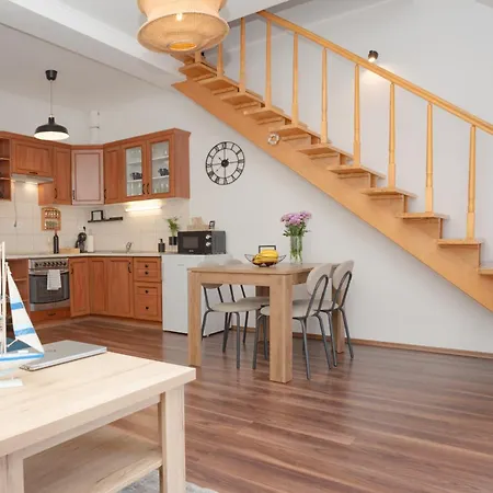 Captain's Quarters - With Terrace And Parking Near Balaton شقة