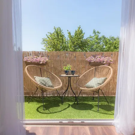 Captain's Quarters - With Terrace And Parking Near Balaton شقة