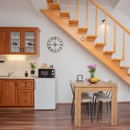 Captain's Quarters - With Terrace And Parking Near Balaton شقة كيستاي
