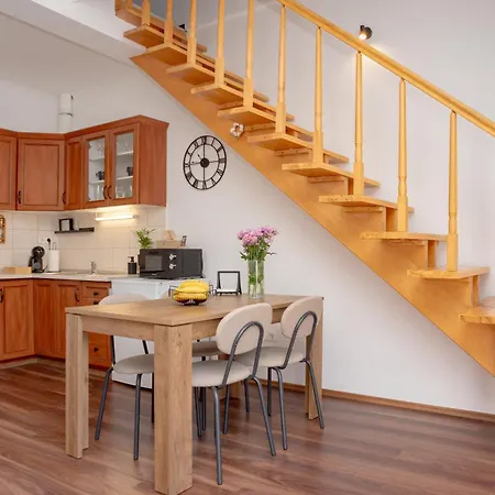 Captain's Quarters - With Terrace And Parking Near Balaton شقة